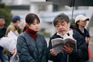 松村北斗×今田美桜『白鳥とコウモリ』撮影現場を語る。「ものすごく信頼感がありました」（松村）メイキング写真も公開 - 画像一覧（2/4）