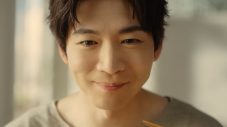 松下洸平のエプロン姿と包丁さばきに注目！「きゅうりのキューちゃん」新CM＆メイキング映像公開 - 画像一覧（2/12）