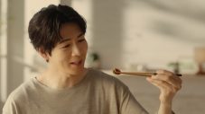 松下洸平のエプロン姿と包丁さばきに注目！「きゅうりのキューちゃん」新CM＆メイキング映像公開 - 画像一覧（3/12）