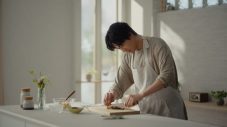 松下洸平のエプロン姿と包丁さばきに注目！「きゅうりのキューちゃん」新CM＆メイキング映像公開 - 画像一覧（6/12）