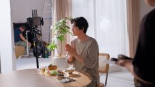松下洸平のエプロン姿と包丁さばきに注目！「きゅうりのキューちゃん」新CM＆メイキング映像公開 - 画像一覧（8/12）