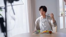松下洸平のエプロン姿と包丁さばきに注目！「きゅうりのキューちゃん」新CM＆メイキング映像公開 - 画像一覧（9/12）