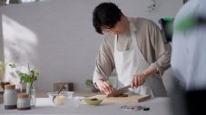 松下洸平のエプロン姿と包丁さばきに注目！「きゅうりのキューちゃん」新CM＆メイキング映像公開 - 画像一覧（10/12）