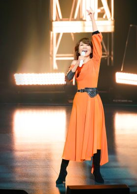 【ライブレポート】伊藤蘭と趣里が母娘共演！ツアー全公演中、唯一紙テープ応援がOKとなった東京公演の模様がWOWOWにて独占放送・配信
