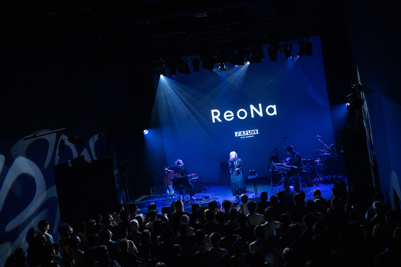 【ライブレポート】ReoNa、デビュー8周年当日に『animate Theater LIVE 2026 ～summer～』で最新曲「Amore」をアコースティック編成で初披露