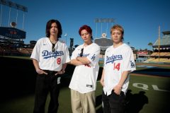 Number_i、ドジャース戦の始球式に名前入りユニフォームを着て登場!キャッチャーは佐々木朗希選手