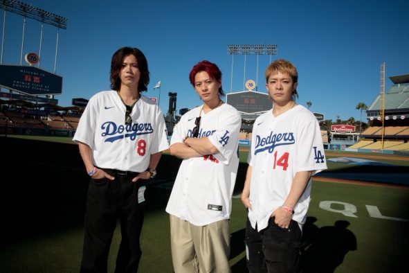 Number_i、ドジャース戦の始球式に名前入りユニフォームを着て登場！キャッチャーは佐々木朗希選手