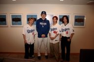 Number_i、ドジャース戦の始球式に名前入りユニフォームを着て登場！キャッチャーは佐々木朗希選手 - 画像一覧（6/6）