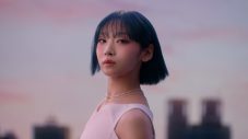 HANA・JISOO、青髪をなびかせ出演する“いち髪”新CMでソロデビュー曲初解禁！メイキング映像も公開 - 画像一覧（3/11）