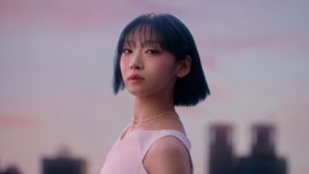 HANA・JISOO、青髪をなびかせ出演する“いち髪”新CMでソロデビュー曲初解禁！メイキング映像も公開