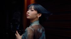 HANA・JISOO、青髪をなびかせ出演する“いち髪”新CMでソロデビュー曲初解禁！メイキング映像も公開 - 画像一覧（4/11）