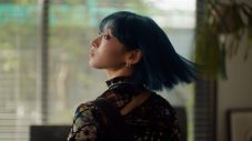HANA・JISOO、青髪をなびかせ出演する“いち髪”新CMでソロデビュー曲初解禁！メイキング映像も公開 - 画像一覧（5/11）