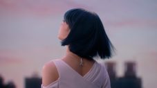 HANA・JISOO、青髪をなびかせ出演する“いち髪”新CMでソロデビュー曲初解禁！メイキング映像も公開 - 画像一覧（6/11）