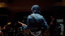 HANA・JISOO、青髪をなびかせ出演する“いち髪”新CMでソロデビュー曲初解禁！メイキング映像も公開 - 画像一覧（7/11）