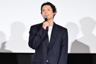 【レポート】松村北斗×今田美桜、映画『白鳥とコウモリ』公開前夜祭に登壇！原作者・東野圭吾からのメッセージも - 画像一覧（2/7）
