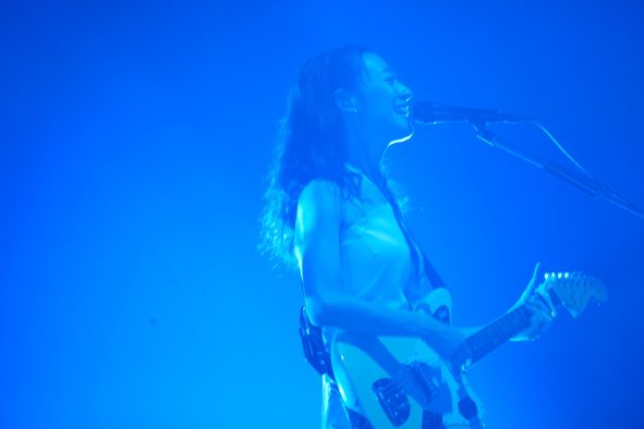 【ライブレポート】羊文学の全国ホールツアー『すーーーはーーー』“バンド史上過去最長”セトリを携えた初日新潟公演