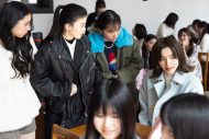 奏多（道枝駿佑）と春菜（久保史緒里）が急接近!? 『M.I.S.S.I.O.N. 歌劇な潜入捜査官』より期待高まる新場面写真一挙解禁 - 画像一覧（2/7）
