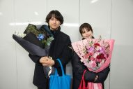 松村北斗×今田美桜W主演映画『白鳥とコウモリ』晴れやかな表情が収められたクランクアップ写真解禁 - 画像一覧（1/7）