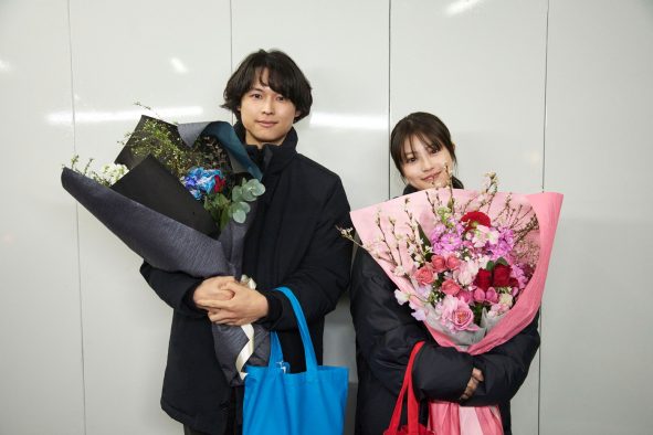 松村北斗×今田美桜W主演映画『白鳥とコウモリ』晴れやかな表情が収められたクランクアップ写真解禁