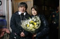 松村北斗×今田美桜W主演映画『白鳥とコウモリ』晴れやかな表情が収められたクランクアップ写真解禁 - 画像一覧（6/7）
