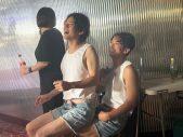 au×モナキが新感覚コラボMVを2本同時公開！“バリサンバ”vs“虚無ダンス” で描く「つながる体感」 - 画像一覧（16/17）