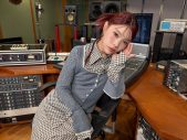 アイナ・ジ・エンド、『日曜日の初耳学』で実母とTV初共演！代表曲「革命道中」制作裏話を披露 - 画像一覧（1/2）