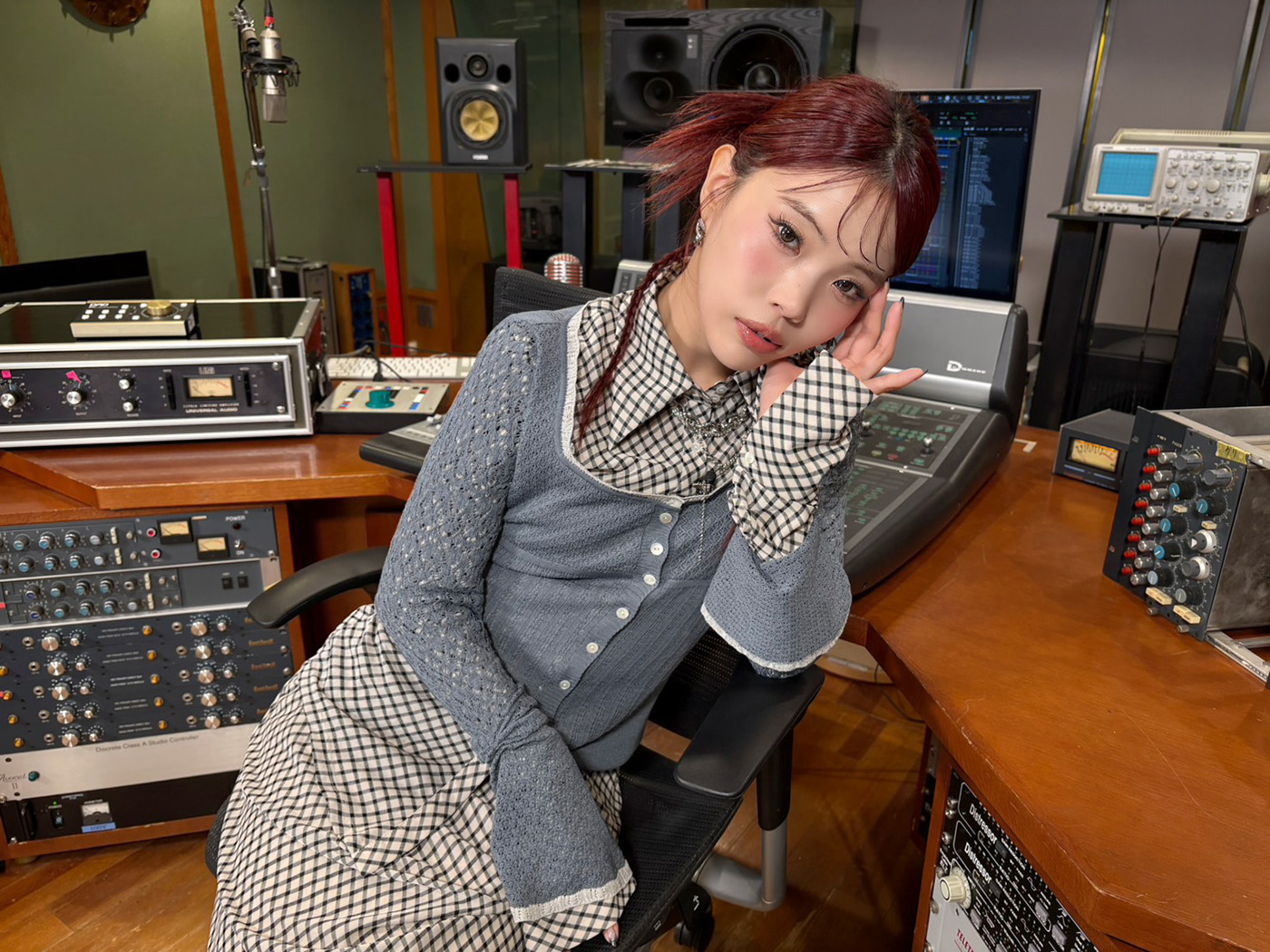 アイナ・ジ・エンド、『日曜日の初耳学』で実母とTV初共演！代表曲「革命道中」制作裏話を披露