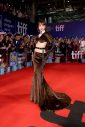 BLACKPINKリサ、ルイ・ヴィトンのカスタムメイドウェアをまといトロント国際映画祭に登場 - 画像一覧（2/2）