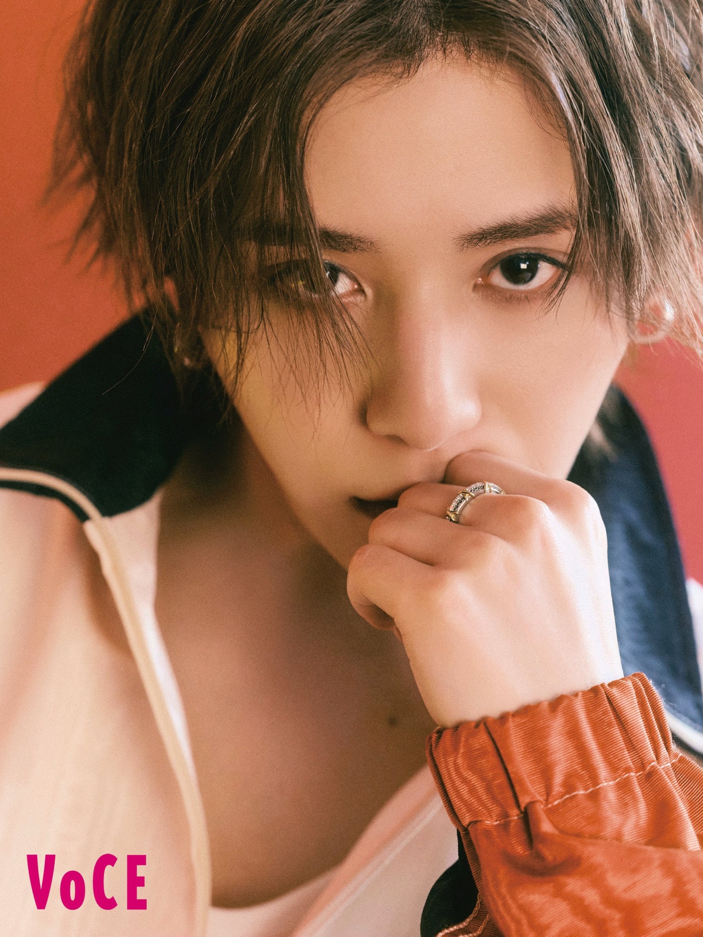 山田涼介、危うくも官能的なメイクルックで“夜”を語る。「突然部屋の掃除をしたくなったり」