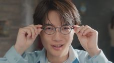神木隆之介＆菅田将暉、au新TVCMに本人役で登場！「メタ的な要素が斬新」（神木）「世界を壊しに行ってるからね」（菅田） - 画像一覧（4/8）
