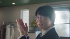 神木隆之介＆菅田将暉、au新TVCMに本人役で登場！「メタ的な要素が斬新」（神木）「世界を壊しに行ってるからね」（菅田） - 画像一覧（6/8）
