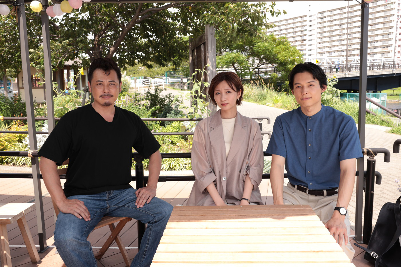 爽太（松村北斗）＆麻里子（岡崎紗絵）が『告白－25年目の秘密－』Huluオリジナルストーリーに登場！野瀬化粧品殺人事件について証言