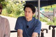 爽太（松村北斗）＆麻里子（岡崎紗絵）が『告白－25年目の秘密－』Huluオリジナルストーリーに登場！野瀬化粧品殺人事件について証言 - 画像一覧（3/4）