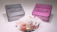 YOASOBI、ツアー記念コラボ企画“てくてくYOASOBI”始動！第一弾は福岡「もち吉」と「地元検証バラエティ 福岡くん。」とコラボ - 画像一覧（2/2）