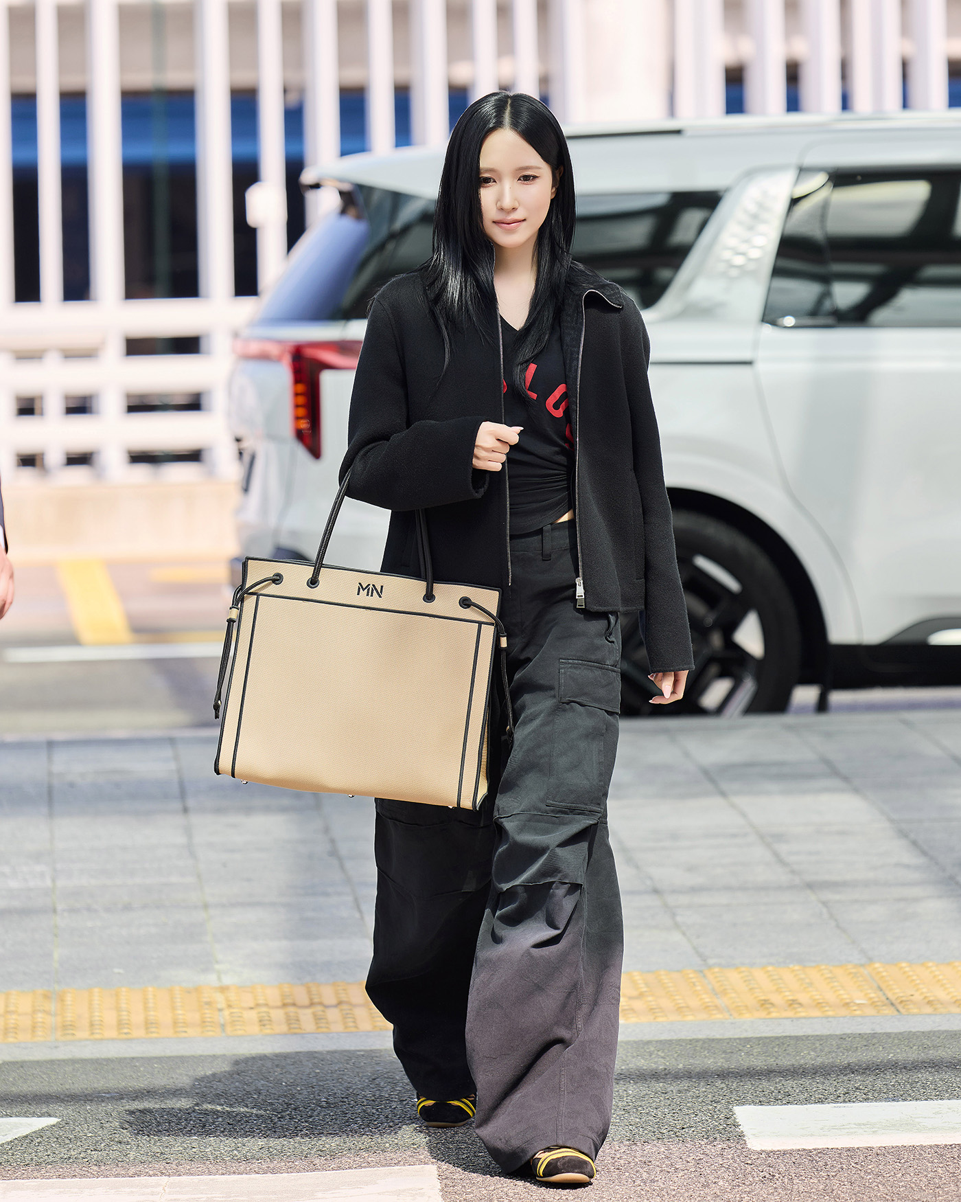 TWICEミナ、フェンディの最新コレクションを纏って仁川国際空港に登場！2027年春夏コレクション開催のミラノへと出発