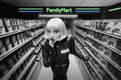 レディー・ガガが、ファミリーマートでスタイリッシュにレジ打ち、商品陳列、モップがけ！「ファミマではたらく？」