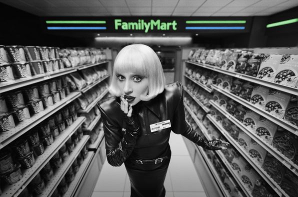 レディー・ガガが、ファミリーマートでスタイリッシュにレジ打ち、商品陳列、モップがけ！「ファミマではたらく？」