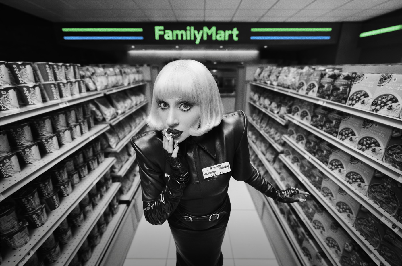 レディー・ガガが、ファミリーマートでスタイリッシュにレジ打ち、商品陳列、モップがけ！「ファミマではたらく？」
