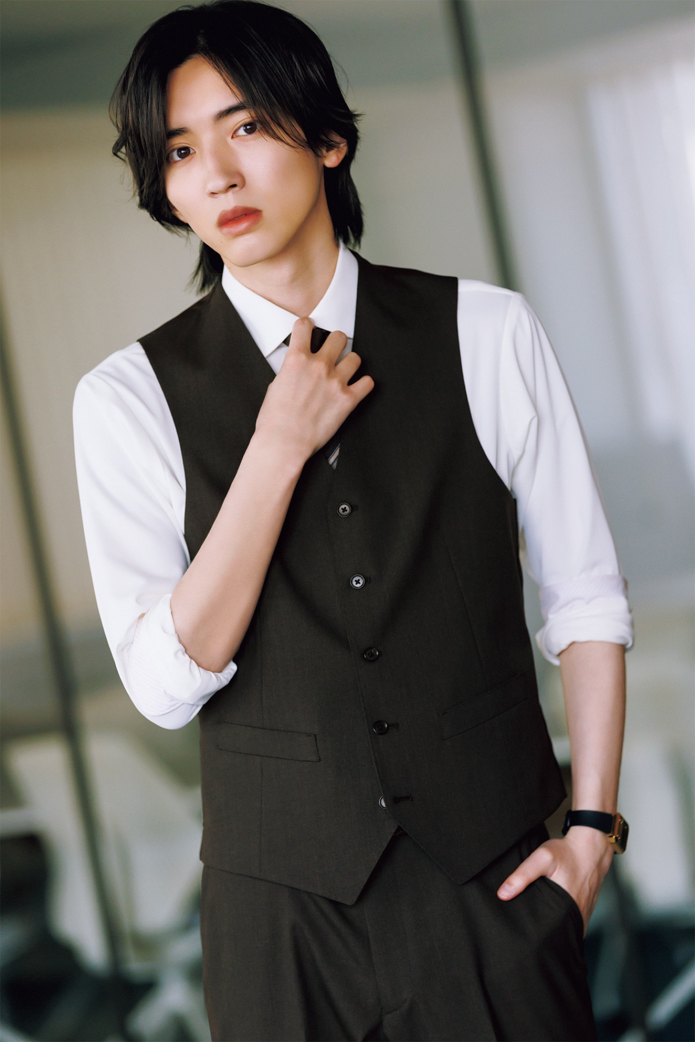 なにわ男子道枝駿佑、スーツ姿で『Oggi』人気企画に登場！「僕の思う“王子”は中島健人くん」