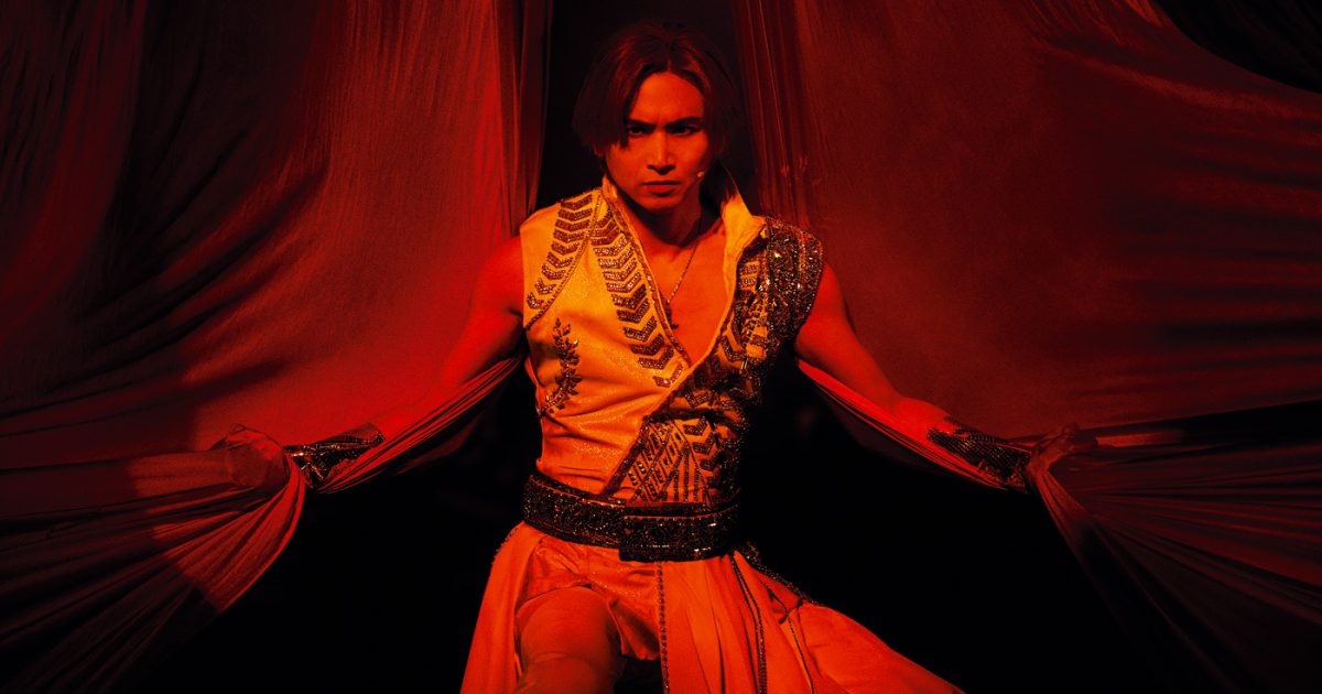 堂本光一作・構成・演出・主演ミュージカル『Endless SHOCK』堂本の力強い眼差し、カンパニーの躍動を捉えた場面写真が解禁