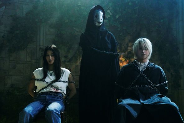 鎖で拘束された吐夢（佐久間大介）と輪花（土屋太鳳）。映画『マッチング TRUE LOVE』新場面写真解禁＆前作『マッチング』地上波初放送決定