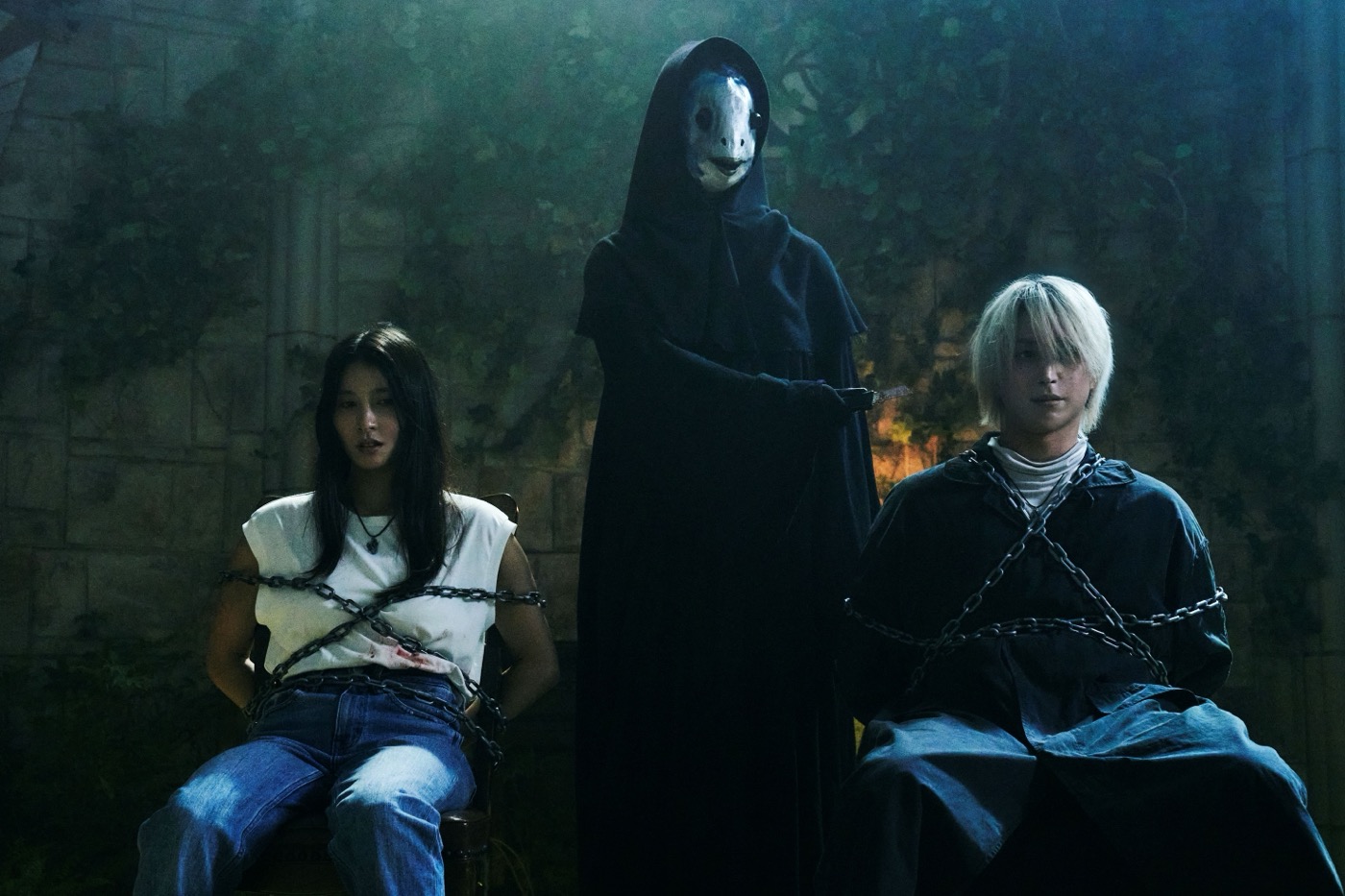 鎖で拘束された吐夢（佐久間大介）と輪花（土屋太鳳）。映画『マッチング TRUE LOVE』新場面写真解禁＆前作『マッチング』地上波初放送決定