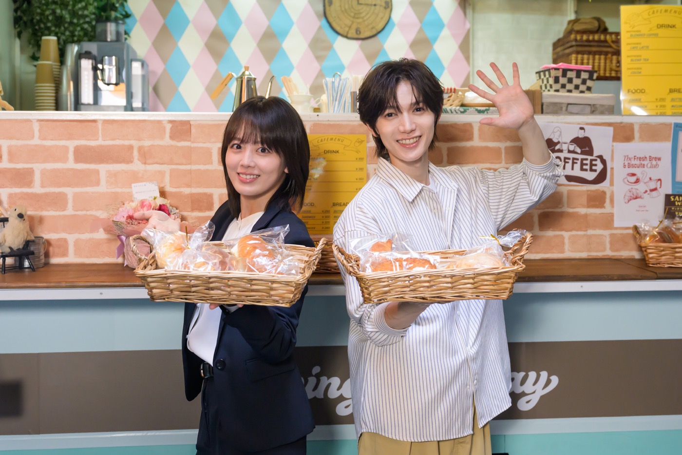 伊原六花×七五三掛龍也出演ドラマ『小麦とバターと復讐と』笑顔満載のオフショット到着！「あっという間に時間が過ぎていきます」