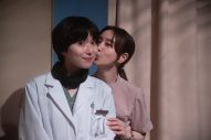 Netflix『ダウンタイム』松岡茉優＆仲里依紗が撮影の舞台裏を徹底案内！超話題の“研ナオコ特殊メイク”にも迫る - 画像一覧（1/6）