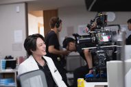 Netflix『ダウンタイム』松岡茉優＆仲里依紗が撮影の舞台裏を徹底案内！超話題の“研ナオコ特殊メイク”にも迫る - 画像一覧（4/6）