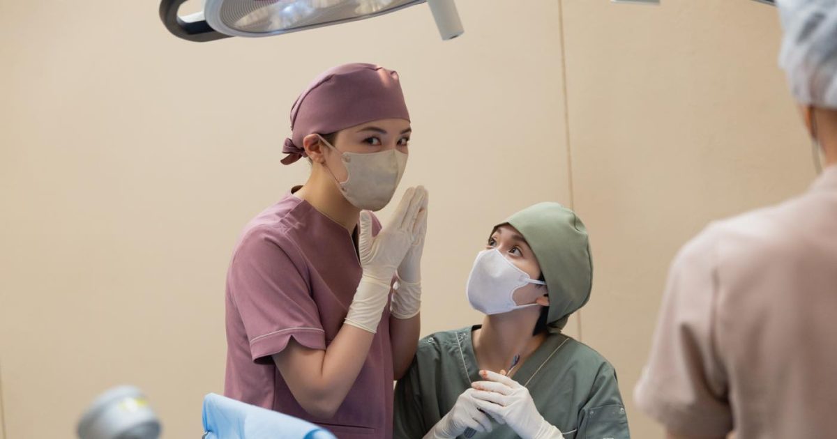 Netflix『ダウンタイム』松岡茉優＆仲里依紗が撮影の舞台裏を徹底案内！超話題の“研ナオコ特殊メイク”にも迫る