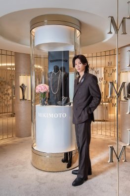 Number_i神宮寺勇太、香港を初来訪！MIKIMOTO大型コンセプトストアオープンを現地でお祝い