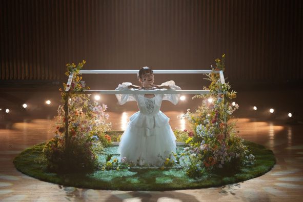 井口理（King Gnu）主演映画『逃げろお嬢さん』深川麻衣が8年振りにアイドル姿を披露！歌唱＆ダンスに挑戦した本編映像解禁