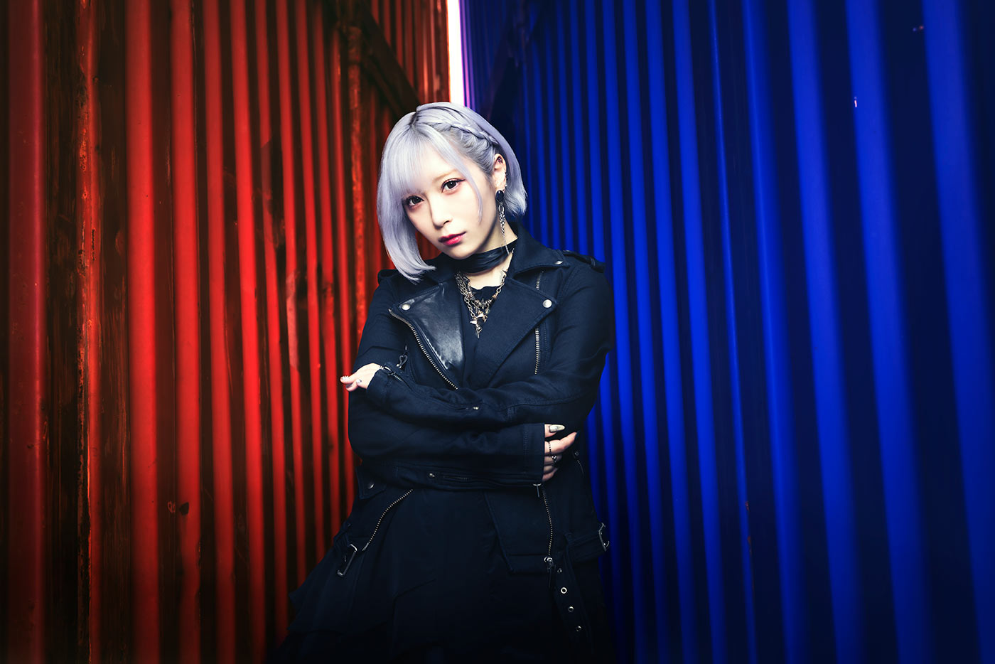 ReoNa、初ベストアルバム『ハロー、アンハッピー -赤-』『ハロー、アンハッピー -青-』を2タイトル同時発売