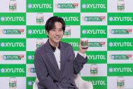 二宮和也、“キシリトール”デザインのバースデーケーキに満面の笑み！CM撮影現場でサプライズ - 画像一覧（1/9）